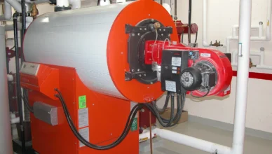 Chaudière à condensation installée dans un local technique d'immeuble collectif