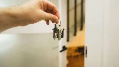 Clé dans la serrure lors d’une visite d’appartement