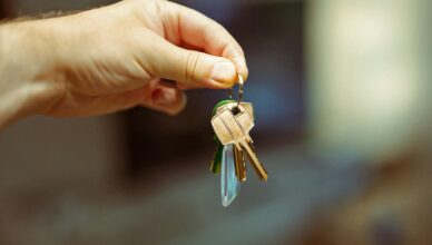 Clés d’un nouveau logement tendues à la main