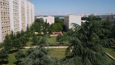 Immeubles d’habitation du quartier Bel-Air, à Villeurbanne, sous un ciel dégagé