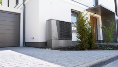 Pompe à chaleur extérieure installée devant une maison individuelle