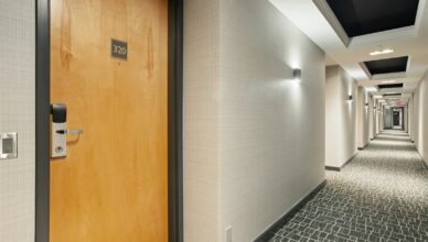 Porte d’appartement dans le couloir d’un immeuble
