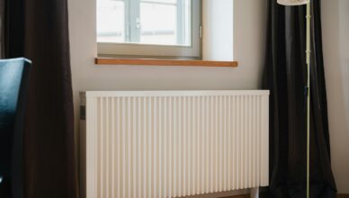 Radiateur électrique sous une fenêtre