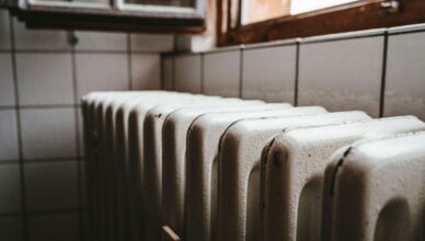 Radiateur en fonte dans un logement ancien