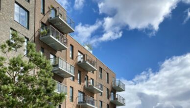 Résidence neuve en brique avec balcons