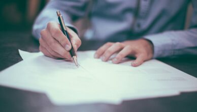 Signature d’un contrat de location au stylo